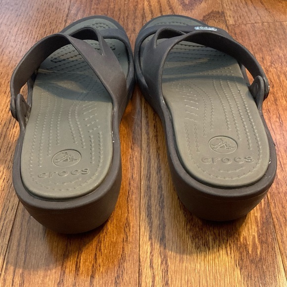 Crocs Patricia Wedge‎ Sandals Womens Size 7 Brown Triple Strap Slides - Picture 5 of 7
